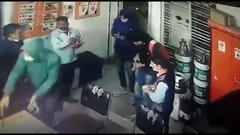 Video: Tên cướp xông vào trạm xăng, khống chế nhân viên rồi vơ sạch tiền
