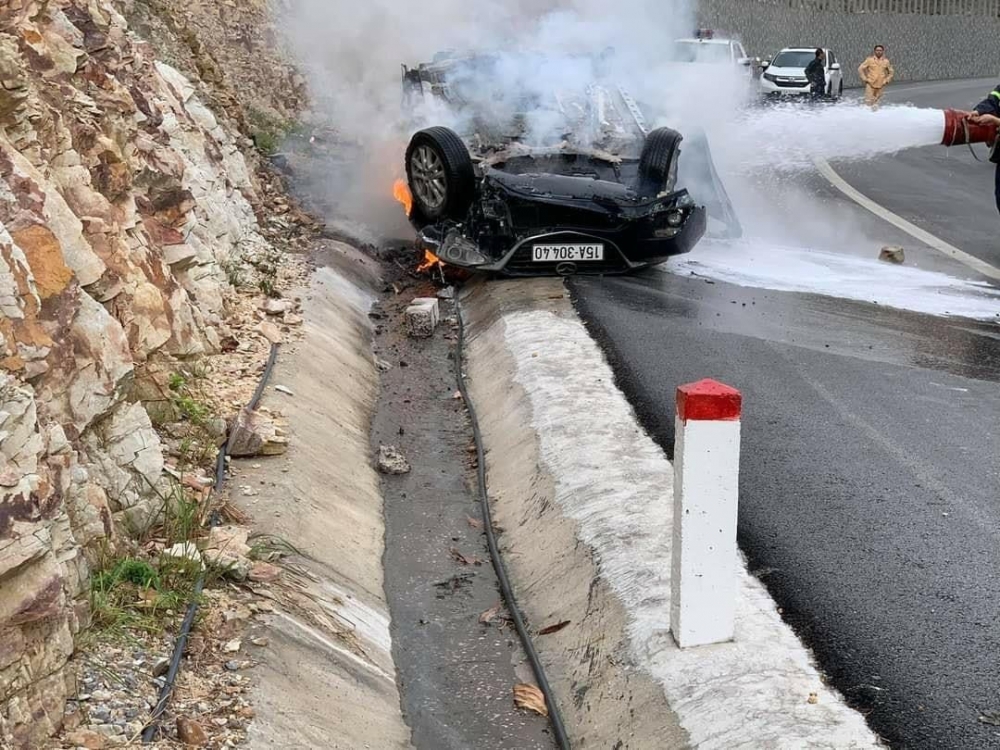 Xế hộp Mazda mất lái tông vào vách núi, 2 người bị thương nặng, 1 người tử vong tại chỗ