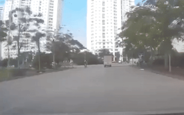 Camera giao thông: Thanh niên đầu trần phóng như bay đâm thẳng vào đầu xe tải