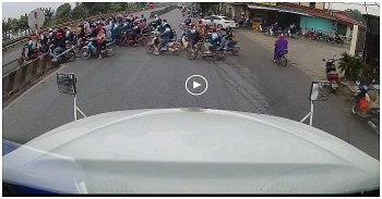 Camera giao thông: Hành động đẹp của tài xế container khi thấy nhóm học sinh loay hoay qua đường