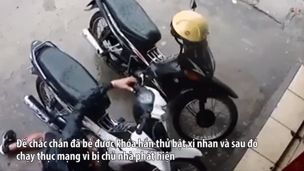 Video: Trộm xe máy còn cẩn thận bật xi nhan để kiểm tra, "đạo chích" co chân chạy thục mạng vì bị gia chủ phát hiện
