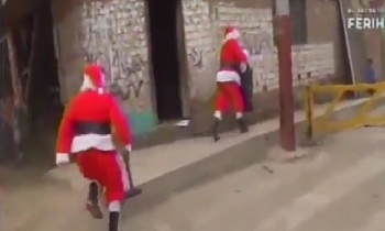 Video: Ông già Noel vác súng và búa phi như bay 