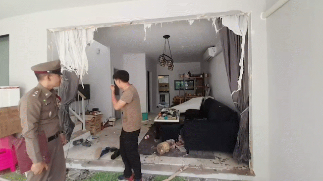 Video: Gia chủ thắp hương đúng khí gas bị rò rỉ khiến cả căn nhà nổ tung