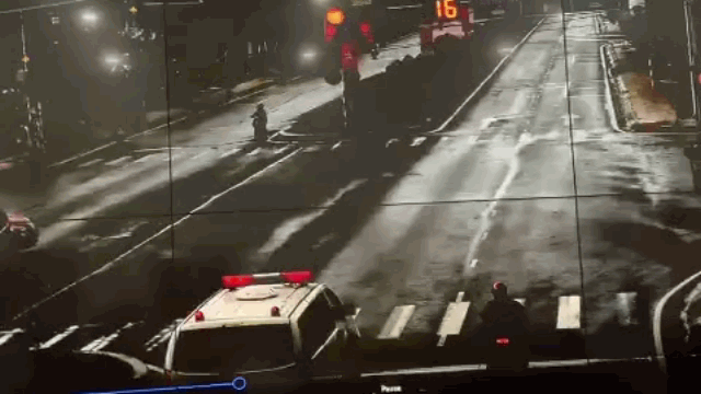 Camera giao thông: Xe cứu thương vượt đèn đỏ, tông trúng ô tô con ở ngã tư