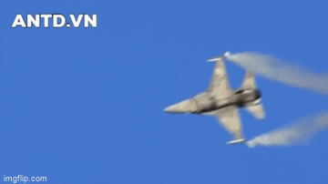 Chiến cơ F-16 Hoa Kỳ bất ngờ đánh rơi 2 thùng nhiên liệu trước khi hạ cánh