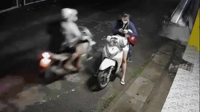 Video: Bị cướp điện thoại, cô gái có màn phản ứng cực gắt