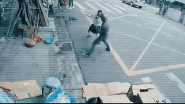 Video: Táo tợn giật túi xách trước mặt nữ cao thủ, tên cướp lĩnh no đòn