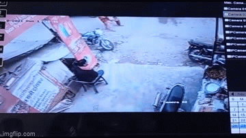 Video: 2 đứa trẻ lái máy kéo lao vào nhà dân, nhiều người hốt hoảng tháo chạy