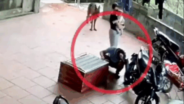 Video: Người đàn ông bị trăn khủng đớp trúng vào mặt