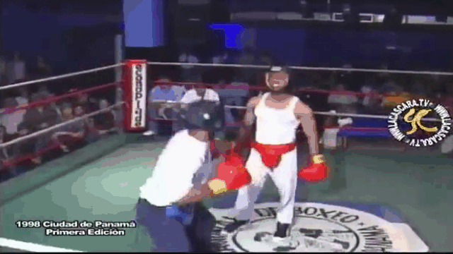 Video: Tự tin giơ mặt cho đối thủ đấm, võ sĩ ngã xuống bất tỉnh sau một cú ra đòn
