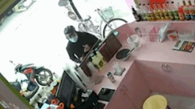 Video: Lợi dụng nữ nhân viên mất cảnh giác, người đàn ông trộm điện thoại nhanh như chớp
