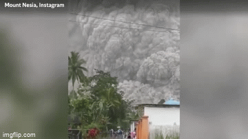 Video: Cận cảnh núi lửa Indonesia phun trào dữ dội như ngày tận thế