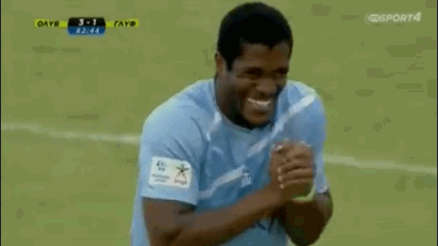 Video: Bị đuổi sau 7 giây vào sân, cầu thủ vẫn cười hả hê gây khó hiểu