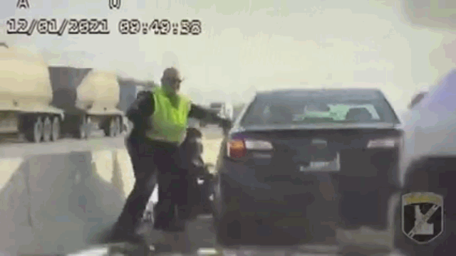 Video: Cảnh sát phi thân qua dải phân cách để thoát xe 'điên'