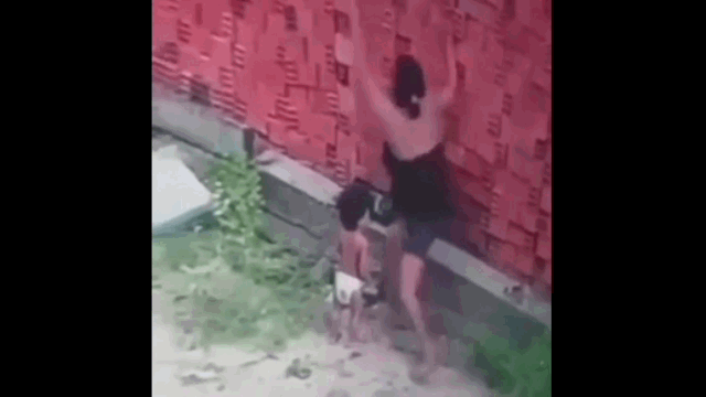Video: Mẹ dùng thân mình đỡ gạch rơi, cứu con thoát nạn kinh hoàng