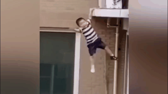 Video: Người đàn ông dùng tay không đỡ gọn bé trai ngã từ tầng 5