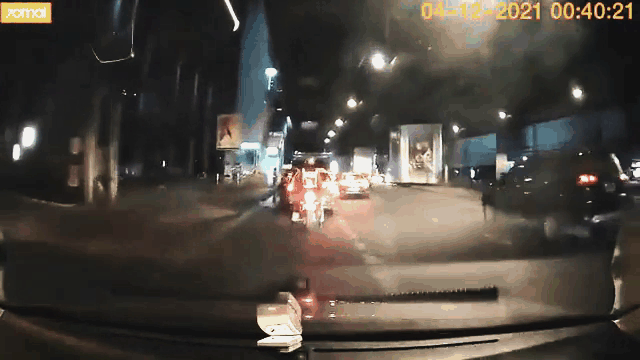 Camera giao thông: Nữ tài xế say rượu tông văng hai cảnh sát đi xe máy