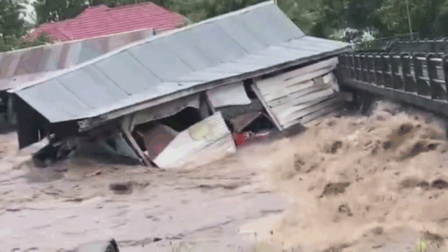 Video: Khoảnh khắc 2 ngôi nhà bị nước lũ cuốn trôi trong chớp mắt khiến người dân bất lực