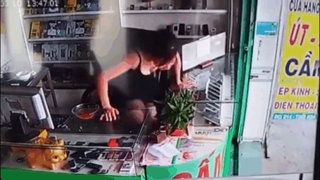 Video: Nữ chủ quán phi thân qua tủ kính nhanh chư chớp, tóm gọn tên cướp điện thoại