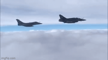 Video: Chiến cơ Pháp áp sát không phận, Nga tức tốc phản ứng