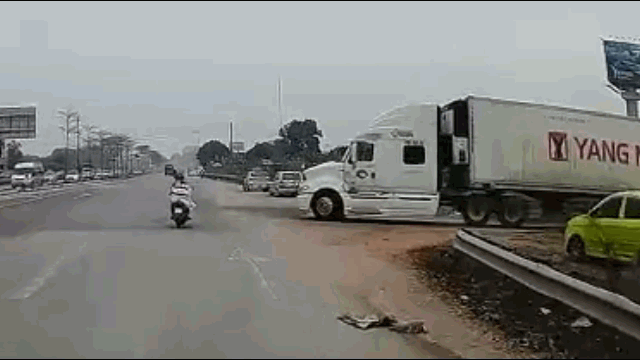 Camera giao thông: Thấy xe máy suýt bị container 