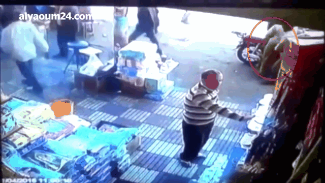 Video: Bị sàm sỡ, người phụ nữ tung cú đấm hạ knock out gã đàn ông trên phố