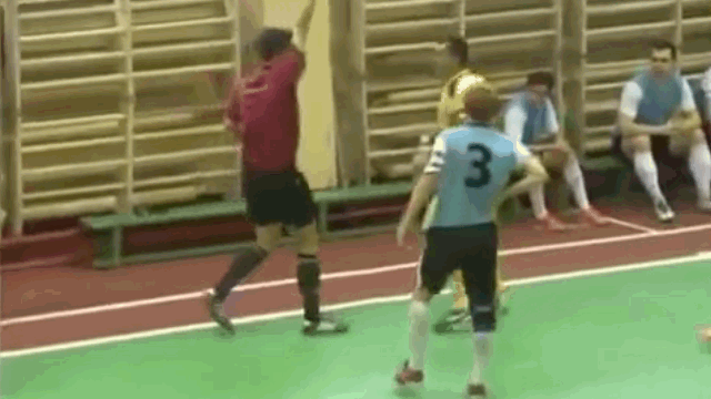 Video: Bị phạt thẻ đỏ, cầu thủ cay cú tung cú đấm khiến trọng tài gục tại chỗ