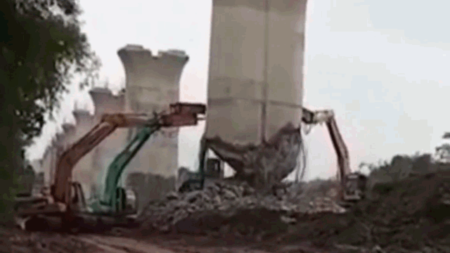 Video: Trụ bê tông khổng lồ đổ sập bất ngờ, đè trúng máy xúc ở Indonesia