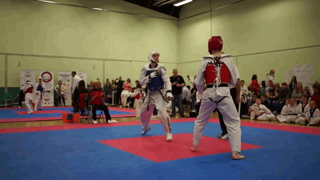 Video: Cao thủ Taekwondo hạ knock out đối phương bằng cú đá thần tốc