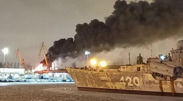 Khinh hạm trang bị tên lửa siêu thanh Zircon của Nga cháy ngùn ngụt ngay tại bến cảng