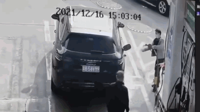 Video: Người đàn ông 'lén' châm lửa đốt xe Porsche trong trạm xăng
