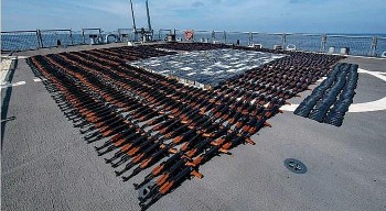 Hải quân Hoa Kỳ tịch thu 1.400 khẩu AK-47 ở Biển Arab, đánh chìm luôn tàu