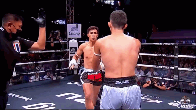 Video: Võ sĩ Muay Thái dùng "đòn bẩn" hạ knock out đối thủ gây tranh cãi