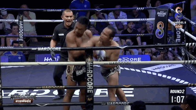 Video: Trọng tài phản ứng cực nhanh, cứu mạng võ sĩ Muay Thái