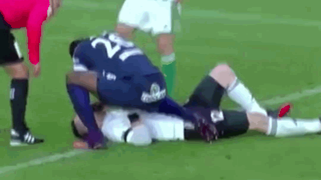 Video: Cầu thủ phản xạ như chớp, cứu thủ môn đối phương thoát nuốt lưỡi ngay trên sân