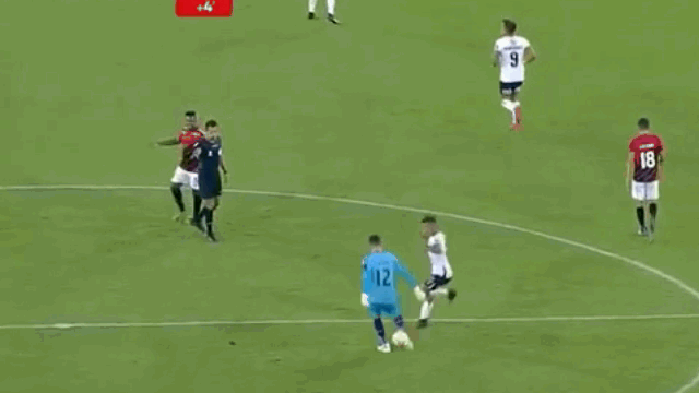 Video: Sút bóng trúng vào mặt trọng tài, thủ môn lập tức bị đuổi khỏi sân