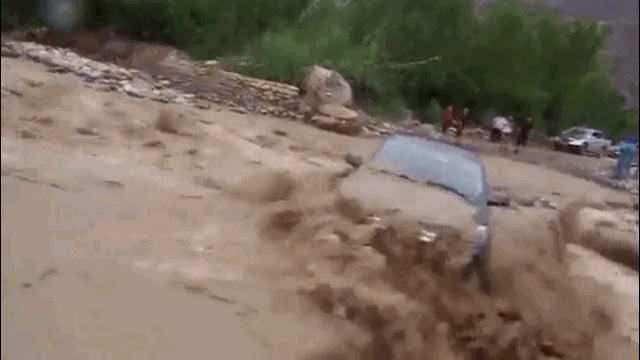 Camera giao thông: Xe lao qua dòng nước lũ, nam tài xế thoát chết hy hữu