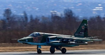 Phi đội Su-25 diễn tập tấn công ban đêm bằng bom và rocket ở Stavropol