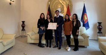 Trao giấy khen cho cá nhân, tập thể người Việt tại Đức vì có nhiều đóng góp cho cộng đồng Trao giấy khen cho cá nhân, tập thể người Việt tại Đức vì có nhiều đóng góp cho cộng đồng