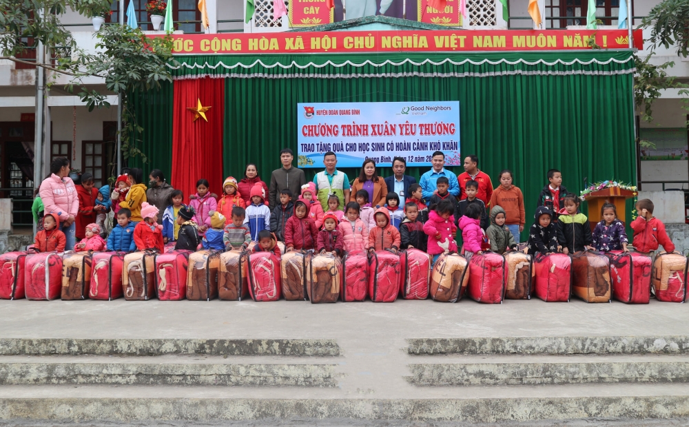 GNI tặng chăn, đệm cho học sinh khó khăn tại tỉnh Hà Giang