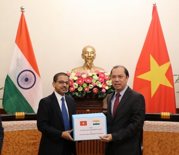 Ấn Độ trao tặng 3.000 bộ đồ dùng cá nhân cho người dân bị ảnh hưởng do lũ lụt ở miền Trung Việt Nam