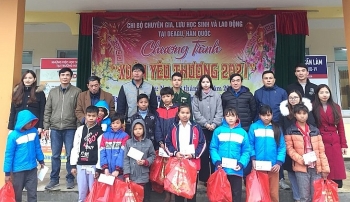 Người Việt ở Daegu (Hàn Quốc) trao 50 phần quà Tết cho học sinh vùng biên giới Quảng Bình Người Việt ở Daegu (Hàn Quốc) trao 50 phần quà Tết cho học sinh vùng biên giới Quảng Bình