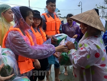 Lưu học sinh Việt tại Trung Quốc trao quà tết cho người dân Trà Leng (Quảng Nam)