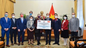 Việt Nam trao 100.000 USD ủng hộ các gia đình có người thân bị thiệt mạng trong trận bão lốc tại Hoa Kỳ Việt Nam trao 100.000 USD ủng hộ các gia đình có người thân bị thiệt mạng trong trận bão lốc tại Hoa Kỳ
