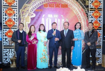 Cộng đồng người Việt quảng bá áo dài Việt Nam đến bạn bè châu Âu