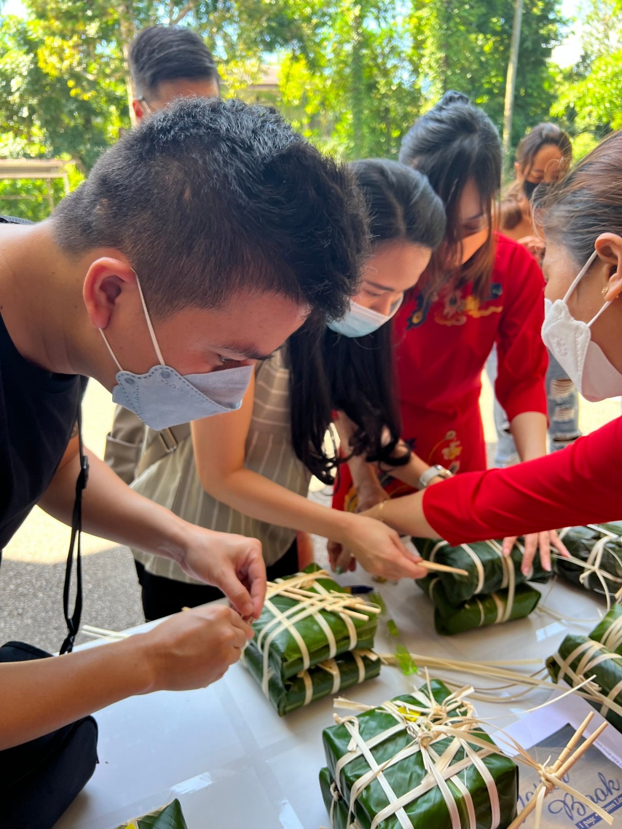 Cộng đồng người Việt tại Singapore thi gói bánh chưng đón Tết