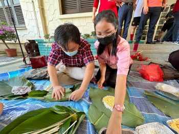 Cộng đồng người Việt tại Singapore thi gói bánh chưng đón Tết Cộng đồng người Việt tại Singapore thi gói bánh chưng đón Tết