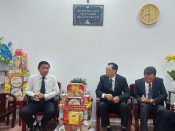 Thăm, tặng quà các vị chức sắc, các cơ sở tôn giáo trên cả nước nhân dịp Tết Nguyên đán Nhâm Dần Thăm, tặng quà các vị chức sắc, các cơ sở tôn giáo trên cả nước nhân dịp Tết Nguyên đán Nhâm Dần