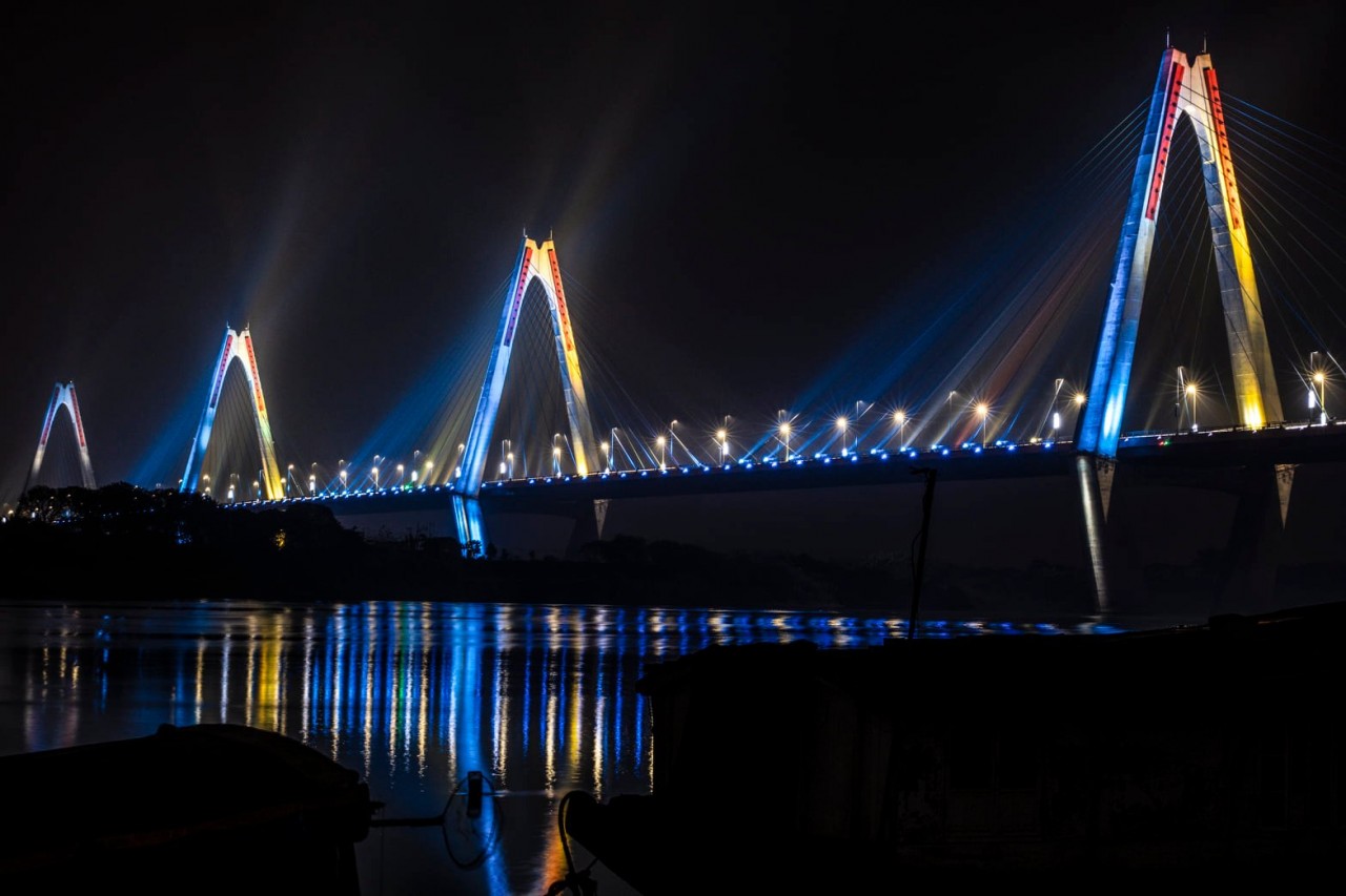 Cầu Nhật Tân: Là một trong những cầu vượt sông Hồng hiện đại nhất thế giới, cầu Nhật Tân là tuyệt tác của kiến trúc và kỹ thuật. Với thiết kế tinh tế và đường cong mềm mại, cầu Nhật Tân không chỉ là một công trình giao thông quan trọng mà còn là một điểm đến hấp dẫn cho các du khách trong và ngoài nước. Hãy khám phá những góc nhìn độc đáo của cầu Nhật Tân qua những hình ảnh đẹp.