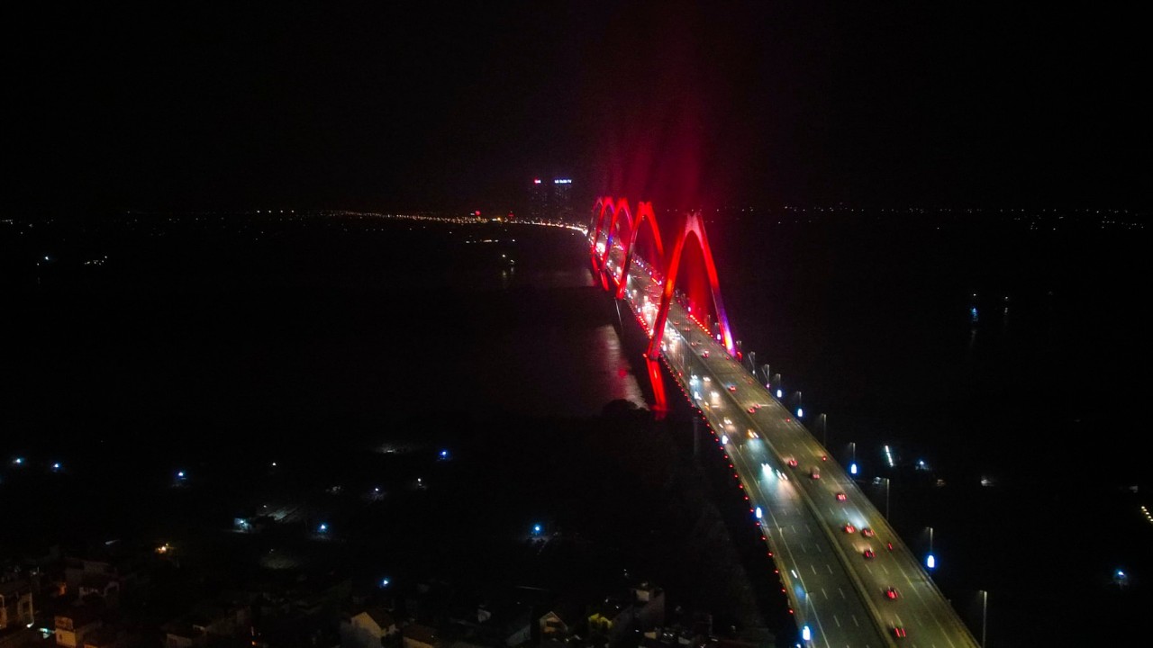 Cầu Nhật Tân chiếu sáng màu quốc kỳ của Ukraine - Việt Nam nhân kỉ niệm 30 năm thiết lập quan hệ ngoại giao